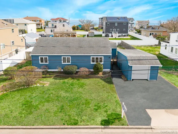 $514,999 | 33 East Seacrest Avenue, Lindenhurst, NY 11757