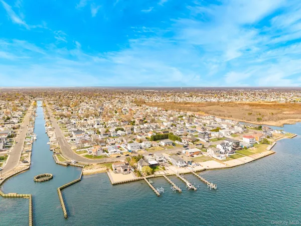 $514,999 | 33 East Seacrest Avenue, Lindenhurst, NY 11757