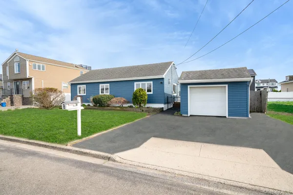 $514,999 | 33 East Seacrest Avenue, Lindenhurst, NY 11757
