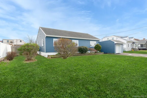 $514,999 | 33 East Seacrest Avenue, Lindenhurst, NY 11757