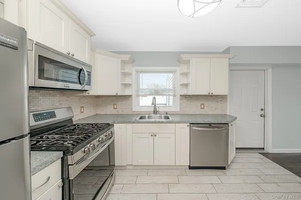 $514,999 | 33 East Seacrest Avenue, Lindenhurst, NY 11757