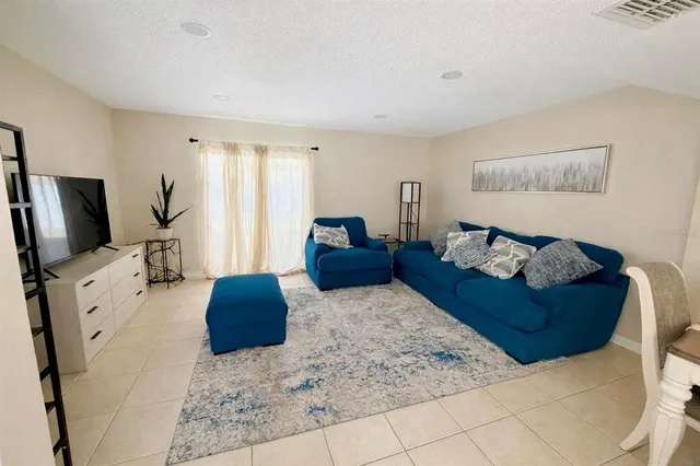 $2,100 | 10053 Lake Oak Circle, Tampa, FL 33624