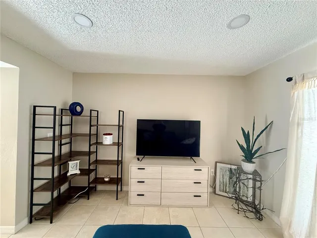 $2,100 | 10053 Lake Oak Circle, Tampa, FL 33624