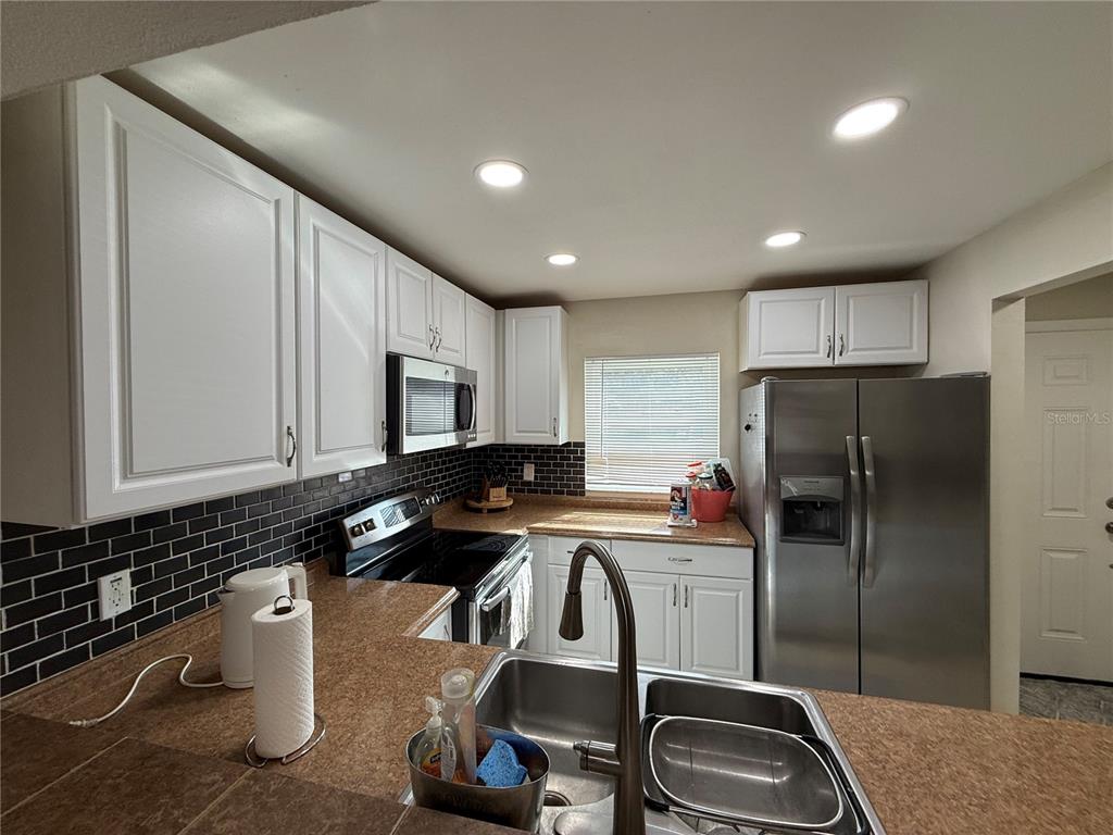 10053 Lake Oak Circle Tampa, FL 33624 - Photo 5 of 23