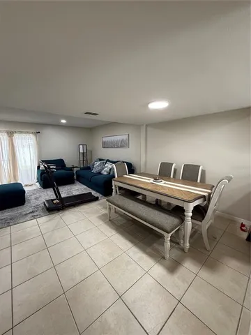 $2,100 | 10053 Lake Oak Circle, Tampa, FL 33624