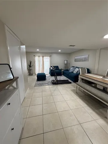 $2,100 | 10053 Lake Oak Circle, Tampa, FL 33624