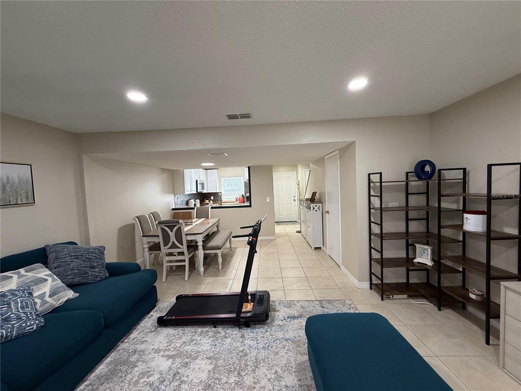 10053 Lake Oak Circle Tampa, FL 33624 - Photo 9 of 23