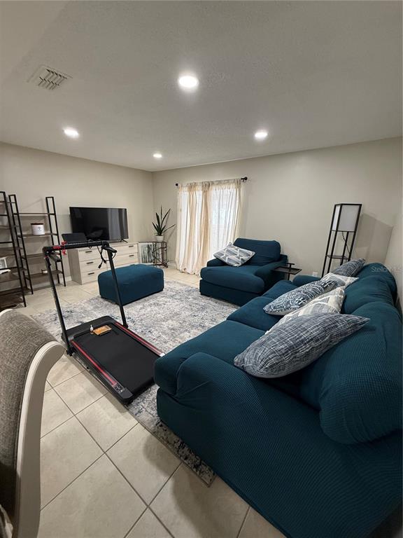 10053 Lake Oak Circle Tampa, FL 33624 - Photo 10 of 23