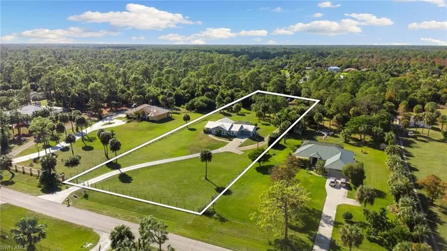 a view of a tennis court