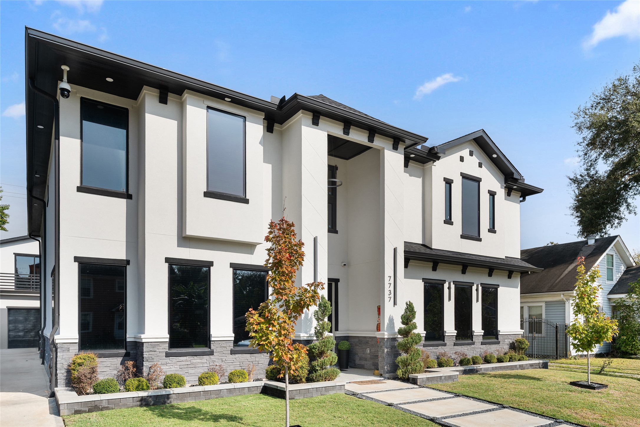7737 Edna Street Houston, TX 77087 - Photo 3 of 43 a front view of building with yard