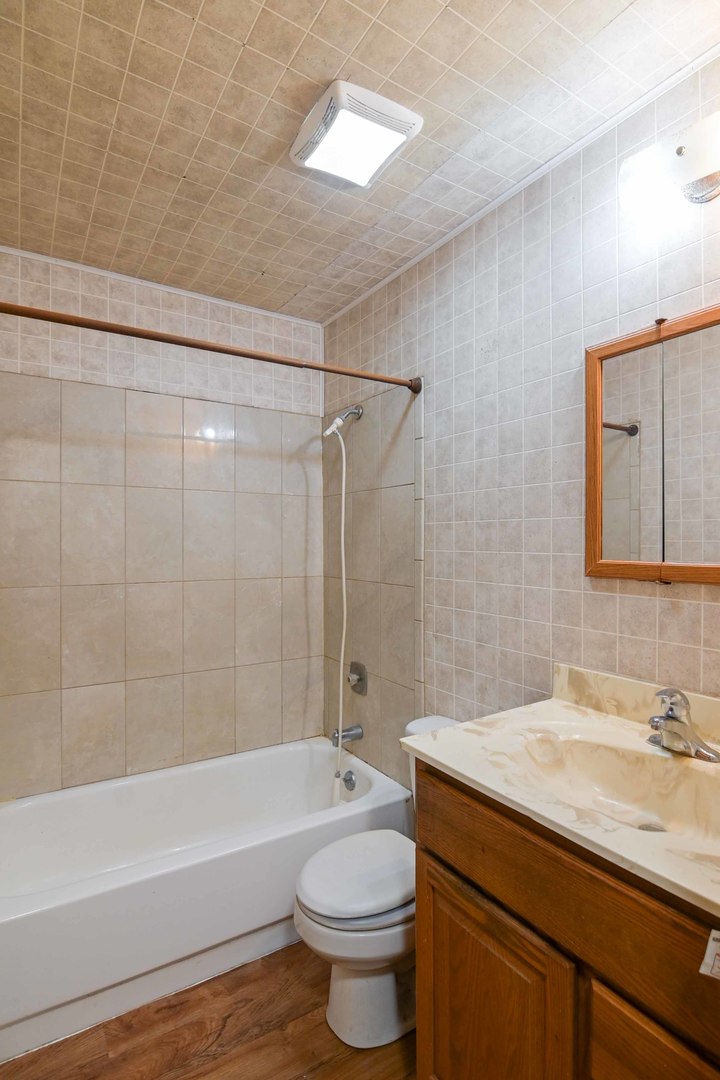 2729 Lowery Court Zion, IL 60099 - Photo 18 of 36 a bathroom with a sink a toilet and a bathtub