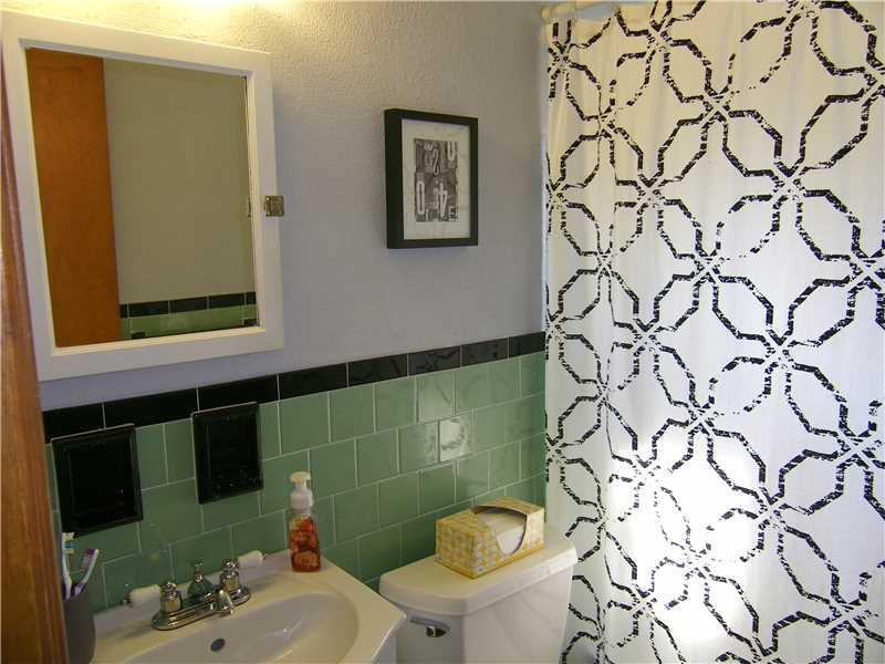 360 Wheeler Street McKees Rocks, PA 15136 - Photo 14 of 21 Full Bath.