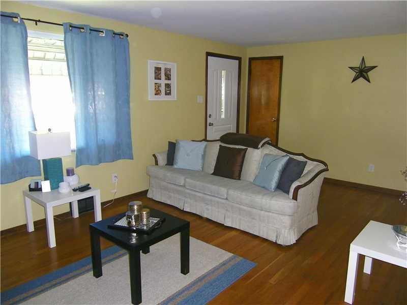 360 Wheeler Street McKees Rocks, PA 15136 - Photo 5 of 21 Living Room.