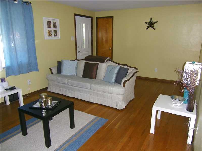 360 Wheeler Street McKees Rocks, PA 15136 - Photo 6 of 21 Living Room.