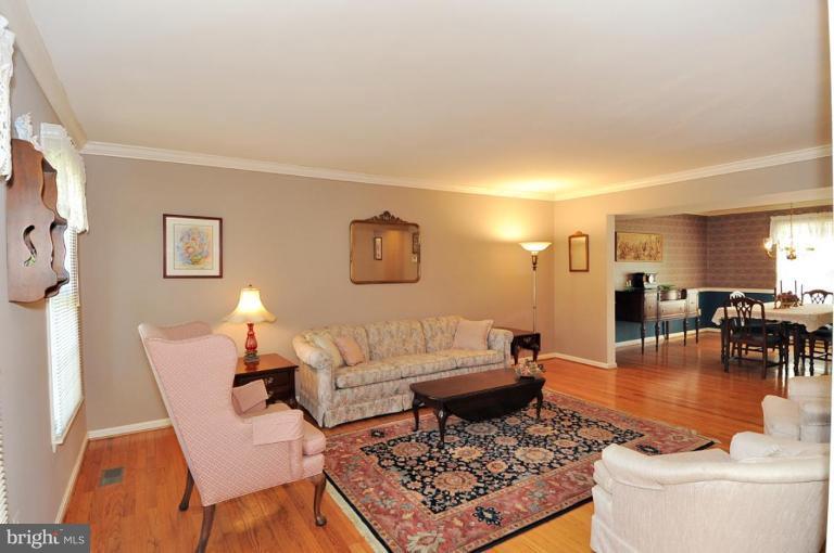 2677 Thornbrook Road Ellicott City, MD 21042 - Photo 4 of 24 Living Room