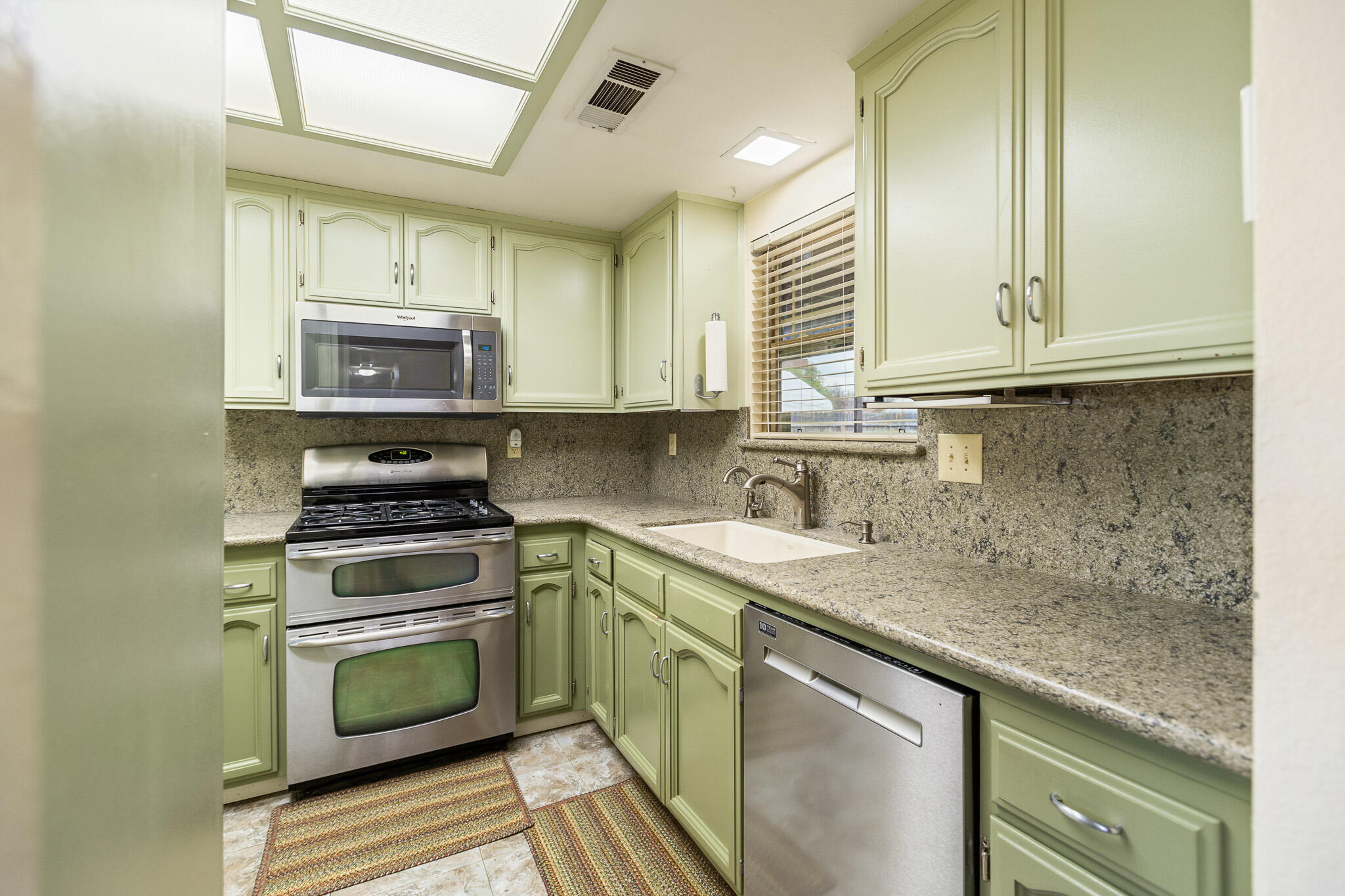 812 Woods Place Exeter, CA 93221 - Photo 13 of 47 15 Kitchen