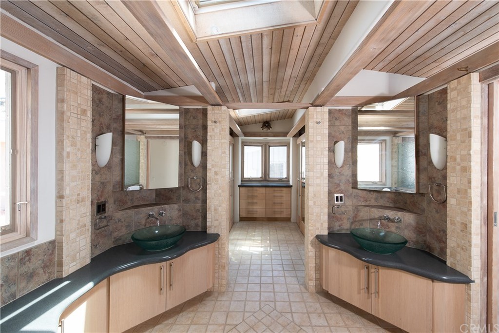 35261 Beach Road Dana Point, CA 92624 - Photo 17 of 34 a bathroom with double vanity and a bathtub