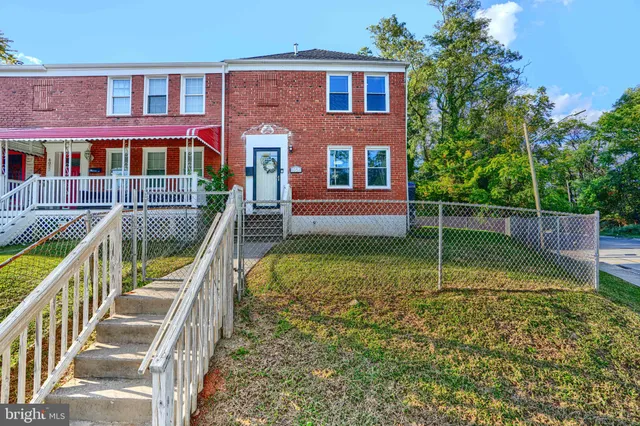 a view of house with a yard