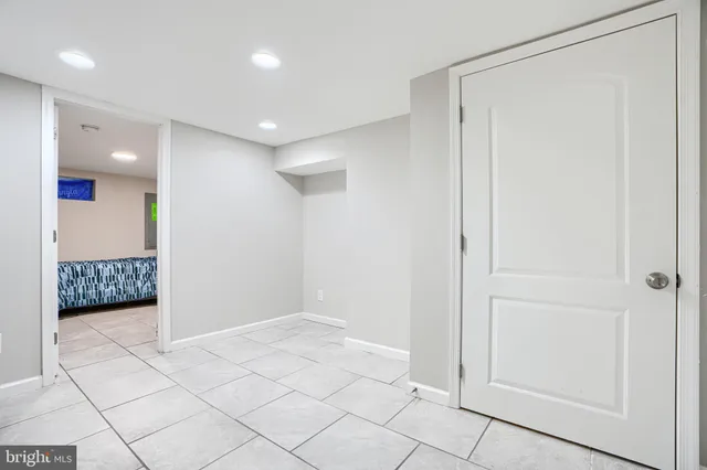 a view of livingroom with furniture
