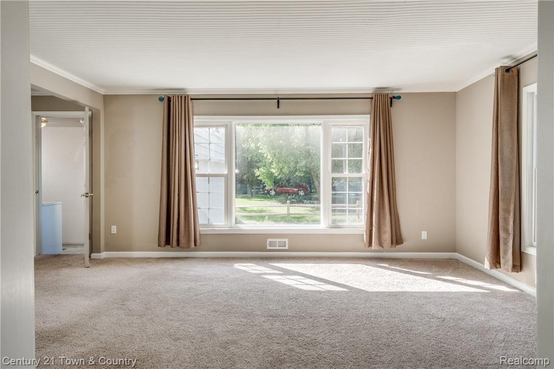 4100 Beach Road Troy, MI 48098 - Photo 25 of 54 Family Room 8.jpg