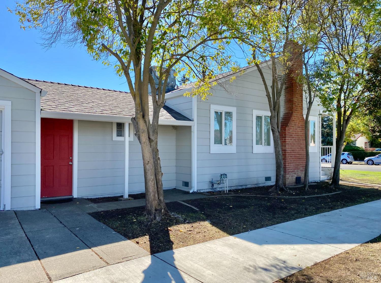 1047 Ohio Street Fairfield, CA 94533 - Photo 4 of 36 a front view of house with yard