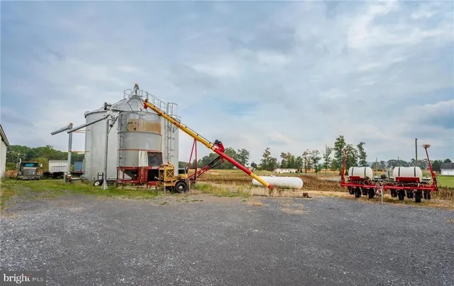 a view of a very nice looking house