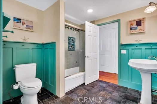 a bathroom with a toilet and a shower