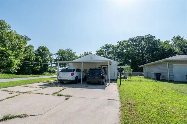 $78,600 | 2409 West 1st Street, Coffeyville, KS 67337