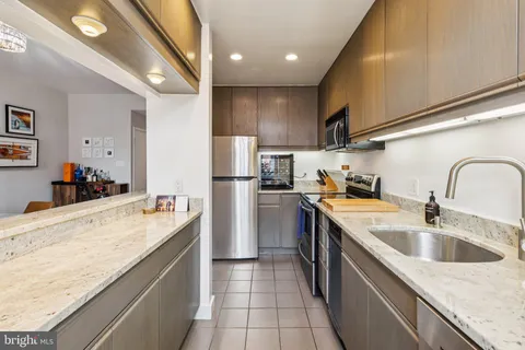 $800,000 | 2219 Delancey Place, Unit 6, Philadelphia, PA 19103