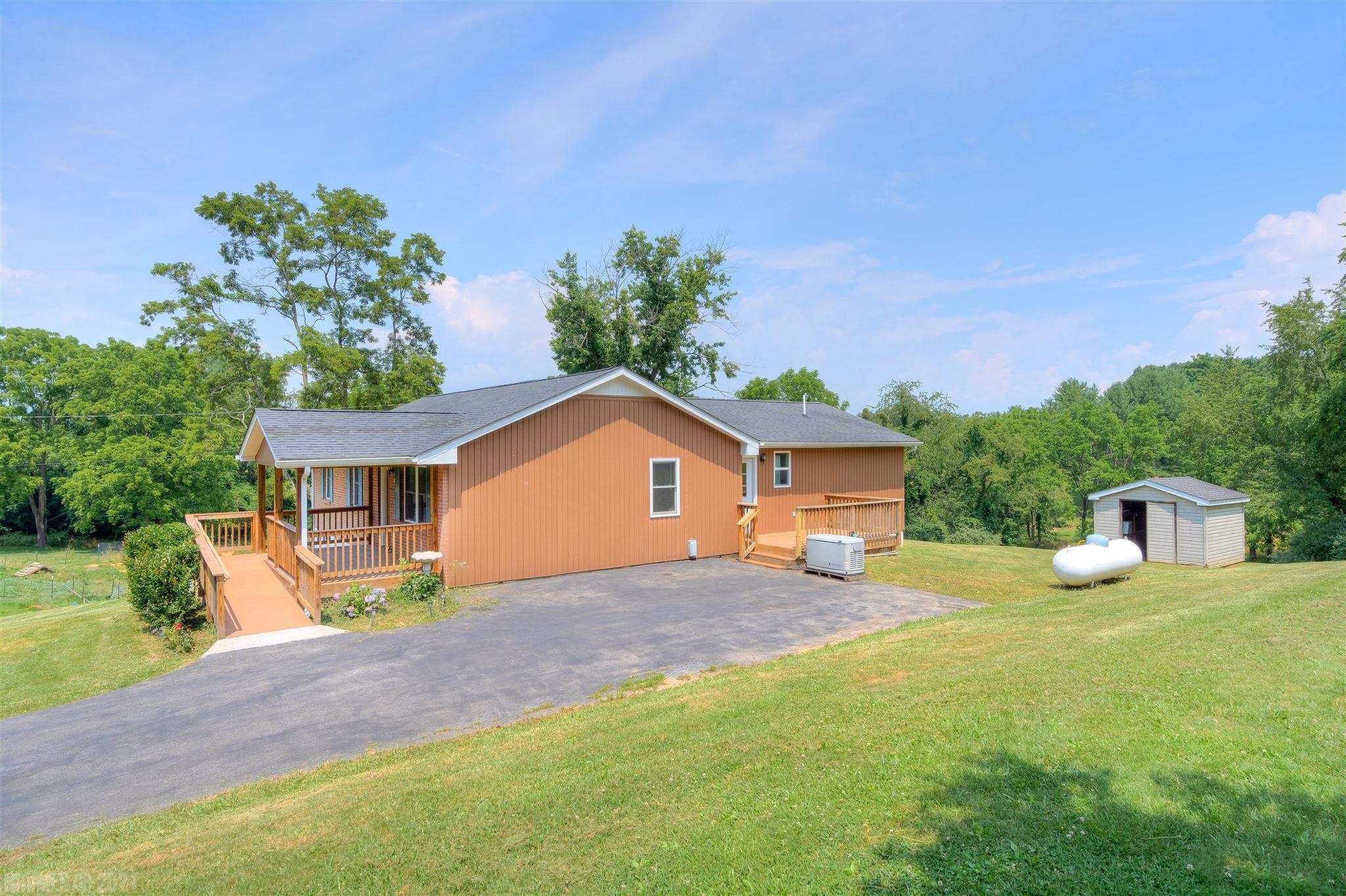 2852 Spring House Road Christiansburg, VA 24073 - Photo 4 of 30 Gallery Image 4
