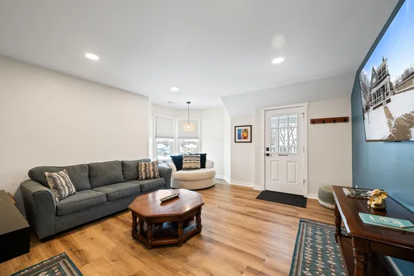 $1,750 | 80 West Geneva Street, Unit 2, Williams Bay, WI 53191