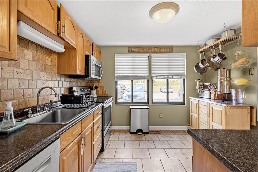 345 Ridge Point Circle Bridgeville, PA 15017 - Photo 4 of 25 Gallery Image 4