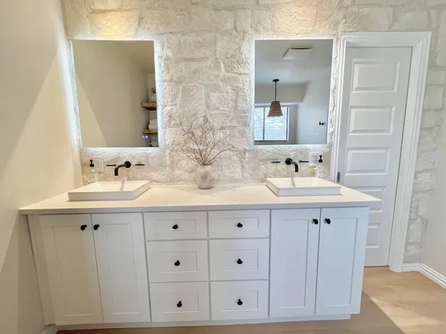a view of a dinning table and chairs in the patio
