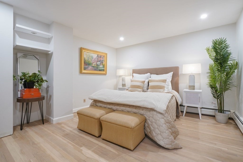 43 Anderson Street, Unit 1 Boston, MA 02114 - Photo 16 of 36 a spacious bedroom with a bed and a potted plant