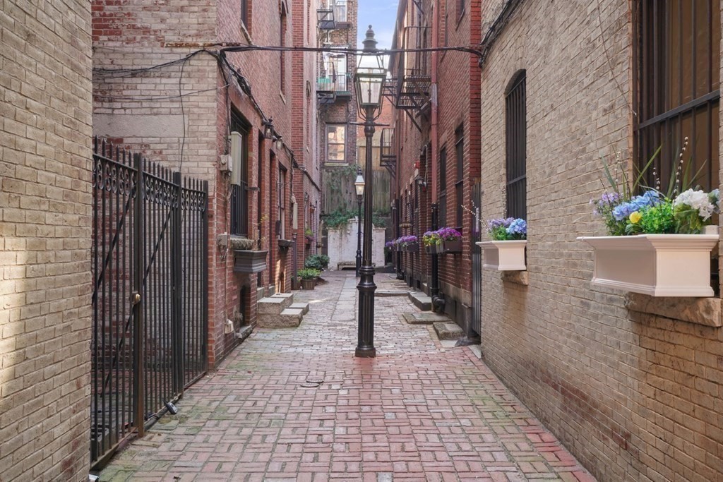 43 Anderson Street, Unit 1 Boston, MA 02114 - Photo 33 of 36 a view of a building with a street