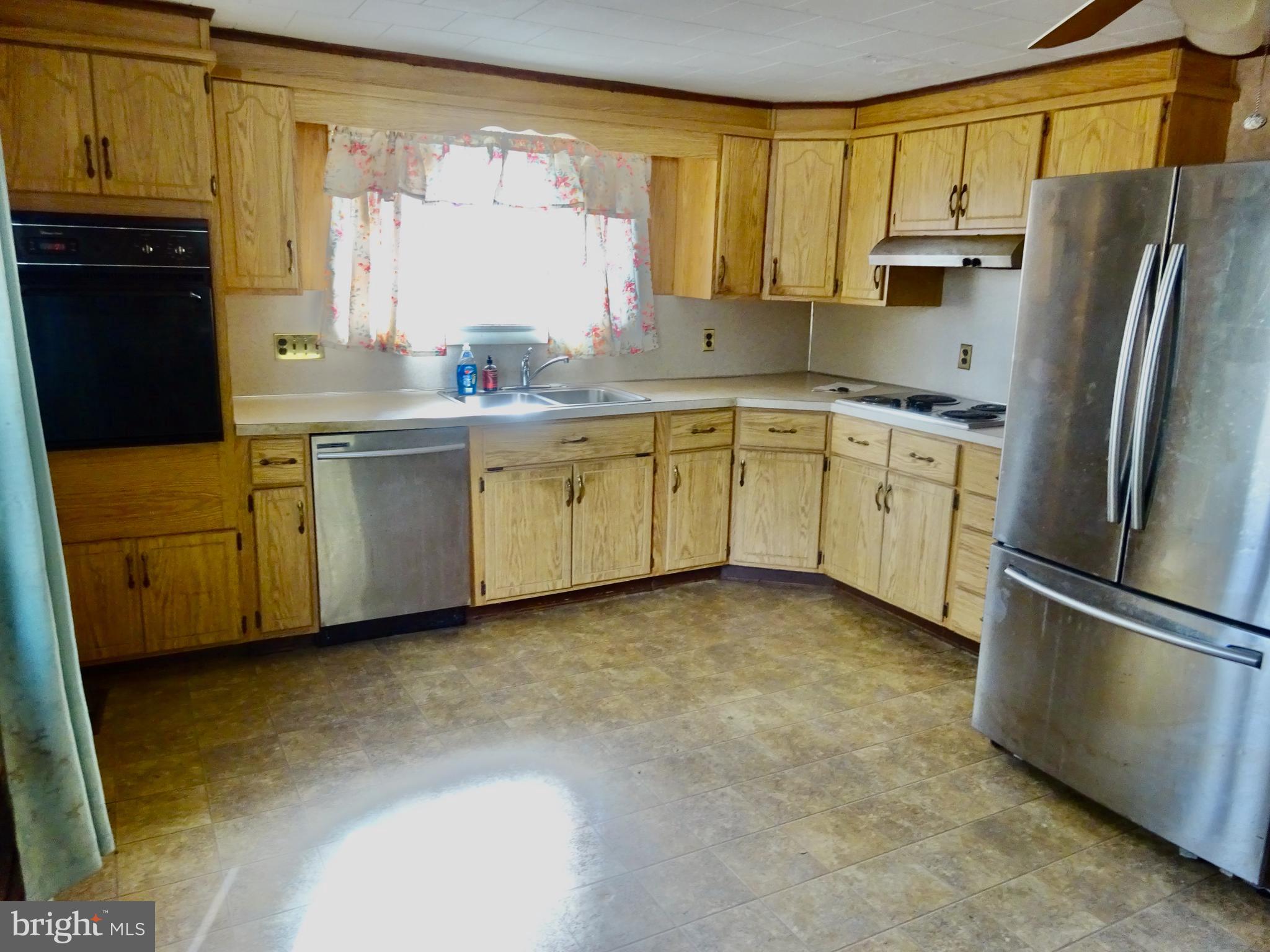 72 Kremp Road Mohnton, PA 19540 - Photo 2 of 55 28 Handle Kitchen