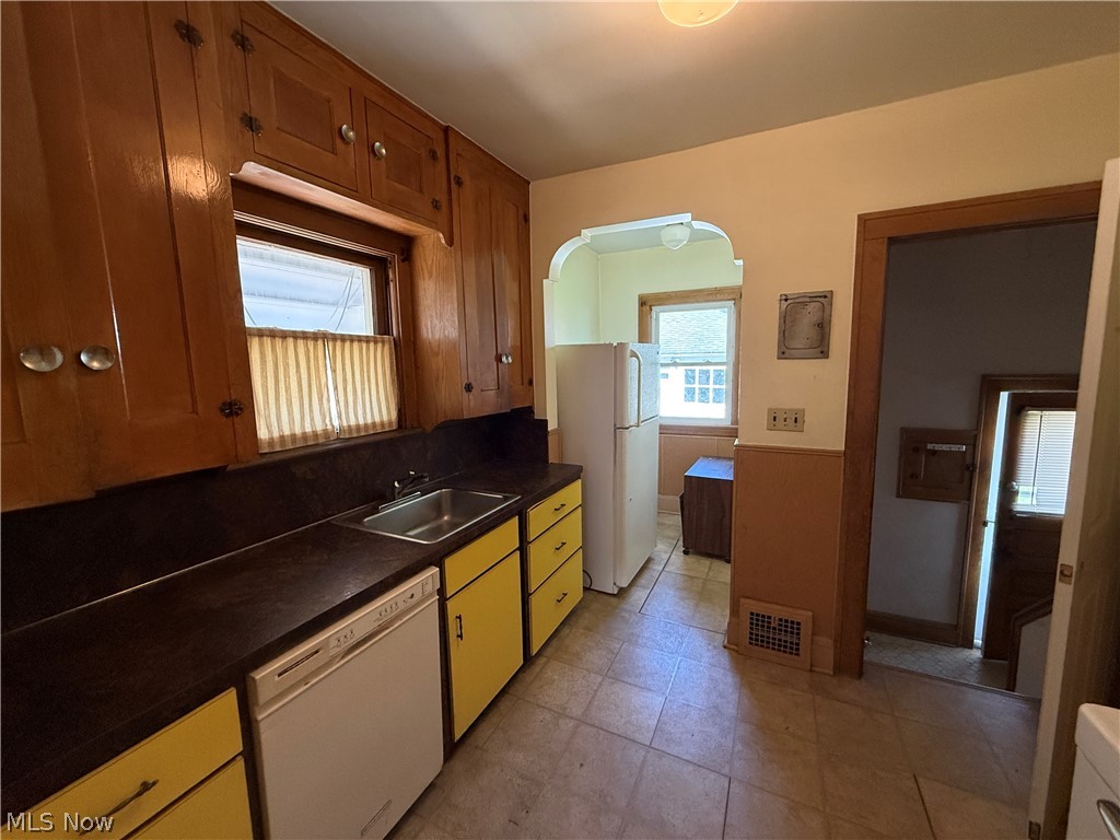 18309 Edgerton Road Cleveland, OH 44119 - Photo 5 of 20 DN Unit Kitchen