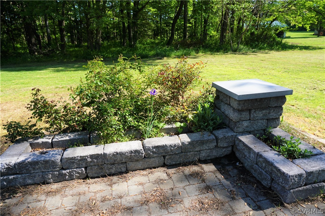17322 Old Ridge Road Montpelier, VA 23192 - Photo 27 of 50 a view of a couches with a backyard