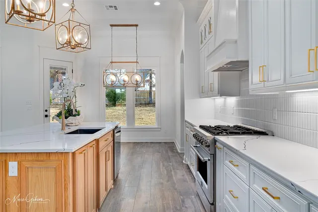 a kitchen that has a lot of cabinets