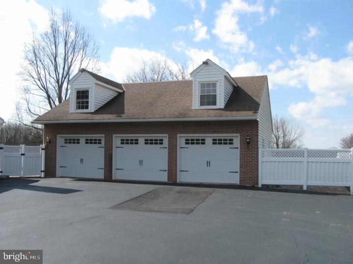 458 Indian Run Road Glenmoore, PA 19343 - Photo 2 of 17 Garage