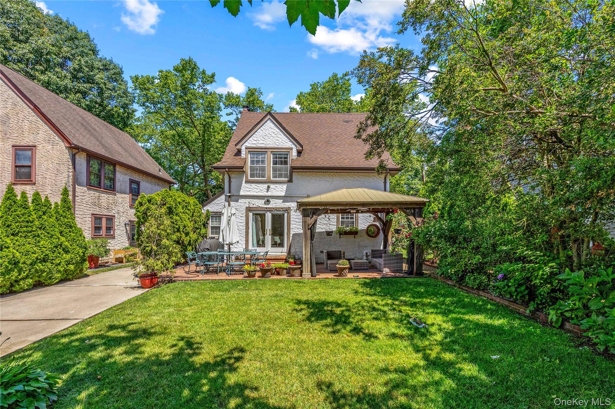 82 Superior Road Floral Park, NY 11001 - Photo 16 of 26