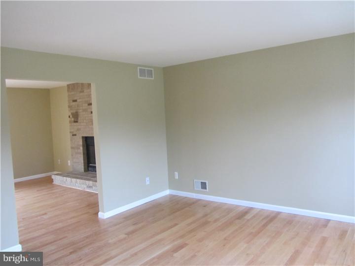 390 Pfister Road Jackson, NJ 08527 - Photo 3 of 19 Living Room