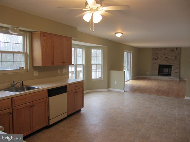 390 Pfister Road Jackson, NJ 08527 - Photo 6 of 19 Kitchen