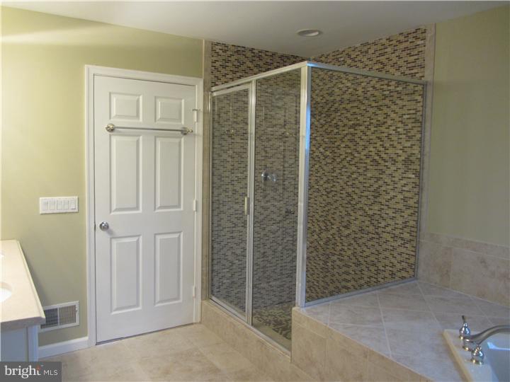 390 Pfister Road Jackson, NJ 08527 - Photo 10 of 19 Master Bathroom