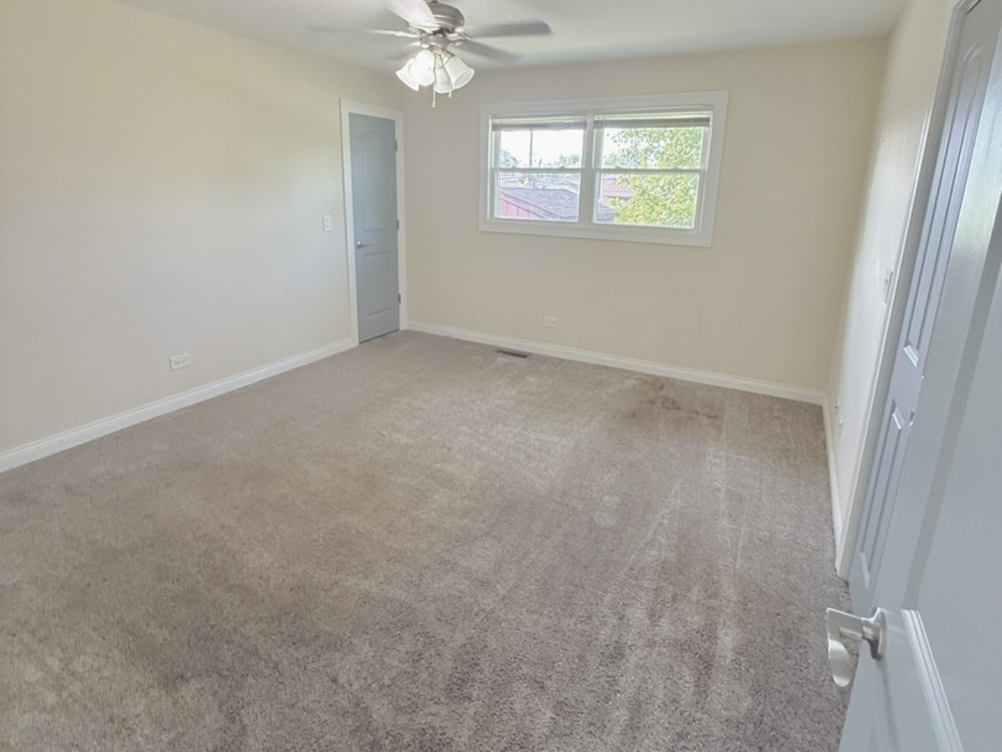 8356 South 78th Avenue Bridgeview, IL 60455 - Photo 20 of 39 an empty room that has a window