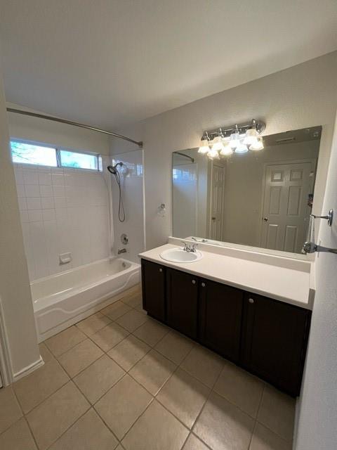908 Rocking Spur Cove Pflugerville, TX 78660 - Photo 9 of 28 a bathroom with a tub a double vanity sink and mirror