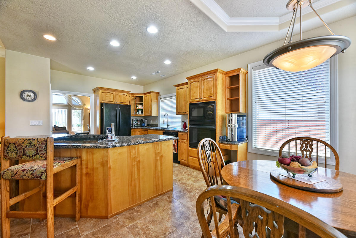 1073 Coral Ridge Eagle Point, OR 97524 - Photo 12 of 33 13