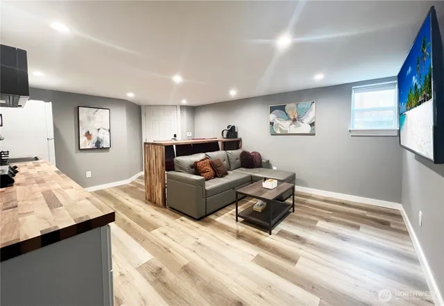 $1,799,950 | 6707 Aurora Avenue North, Seattle, WA 98103