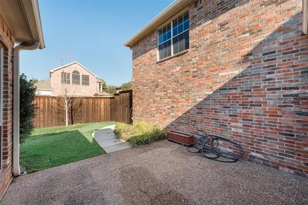 a view of a back yard of the house