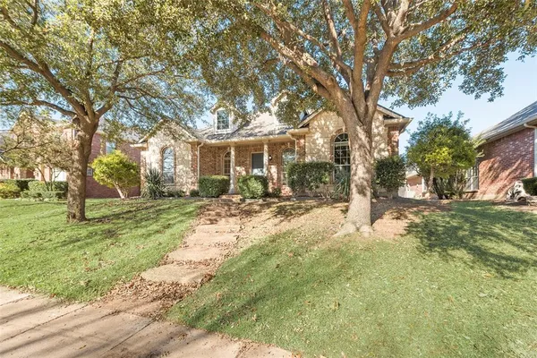 a view of a yard with a tree